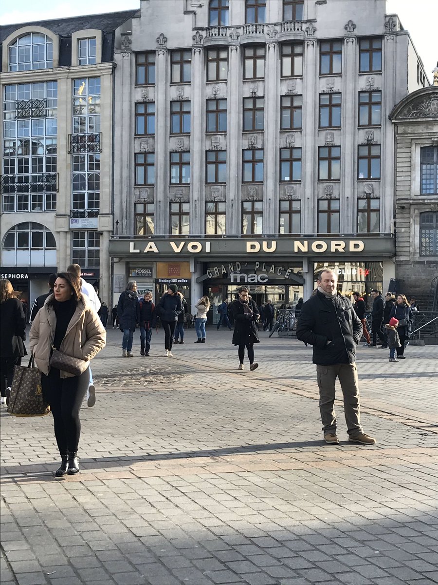 guilued's tweet photo. Quelque part à Lille, un étudiant qui a  un peu abusé hier rue de la soif, se réveille avec un X géant dans son lit. https://t.co/1kvBXRbWBE