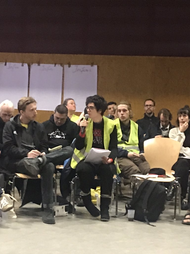 MFricaudet's tweet photo. Plein d’espoirs à la #communedescommunes à @LCommercy avec des collectifs communalistes et #GiletsJaunes de toute la France ! Intervention de @janetbiehl ‘Le monde a besoin d’un mouvement social mondial pour la démocratie. Le monde a besoin de la #communedescommunes !´ https://t.co/GvNLEHvOTa