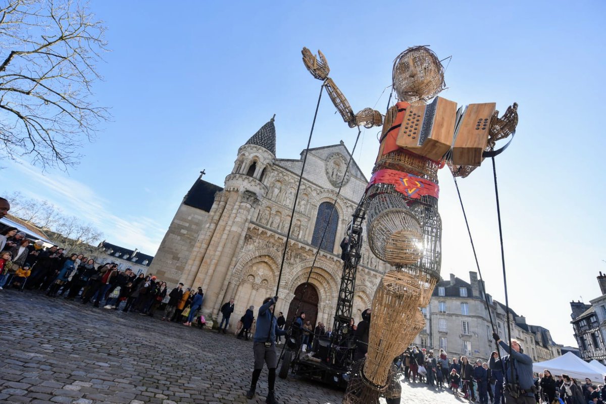 Mo poursuit sa balade dans les rues de #Poitiers. L'avez-vous rencontré ? Si oui, n'hésitez pas à partager vos photos 😉

#TraverséesKimsooja <a href="/lHomme_debout/">l'Homme debout</a>