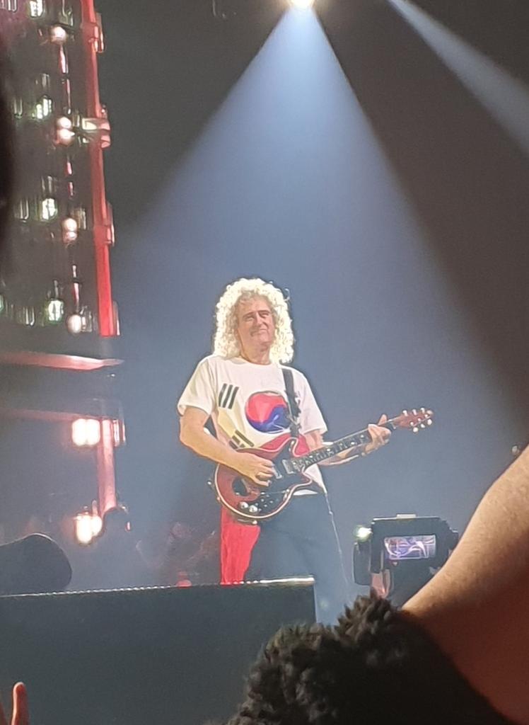 mine_all_minee's tweet photo. 200118 The Rhapsody Tour in Seoul
QUEEN + Adam lambert
Brian May
더 랩소디 투어 브라이언 메이

폰 사진이지만 태극기 티셔츠 입은
뿌랴연 메ㅠㅠㅠㅠㅠㅠㅜㅜㅜ https://t.co/fKOnsl9fOM