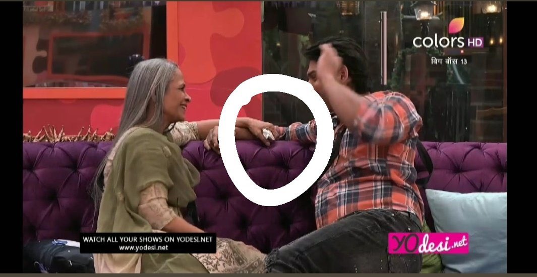 Harikrishna0910's tweet photo. If anyone noticed that Sid mom very smartly passed a tissue paper to Him and he kept it inside his pocket. And while going out, Sid mom told him smartly to flush it. So now question is this that what was the secret message? 
#CharBusterSld @BiggBoss #AsimRiyaz #AsimSquad https://t.co/Wr0Ggyohew