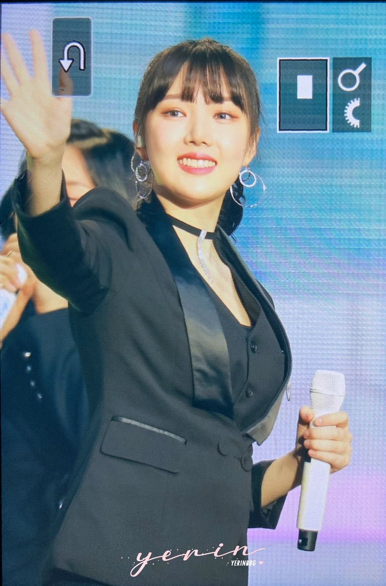 Yerinbbg's tweet photo. 200118 #여자친구 팬미팅 #예린 프리뷰 

🖤🖤🖤

#GFRIEND #YERIN #YUJU #유주  @GFRDofficial https://t.co/kwKgbQb3GJ