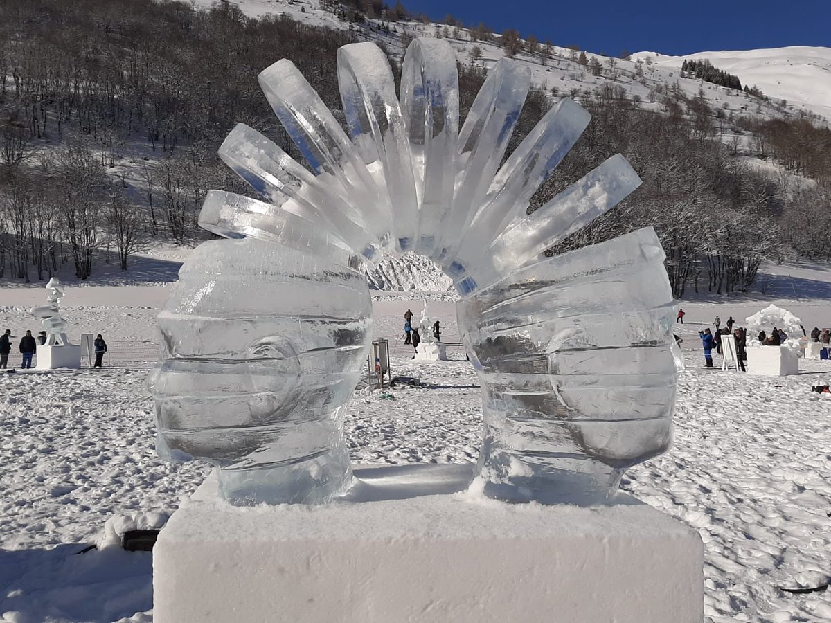 LineaVerdeBus's tweet photo. A #Valloire per il Concorso Internazionale di Scultura nel Ghiaccio 🧊 ❄️ https://t.co/98D7UTKk7l