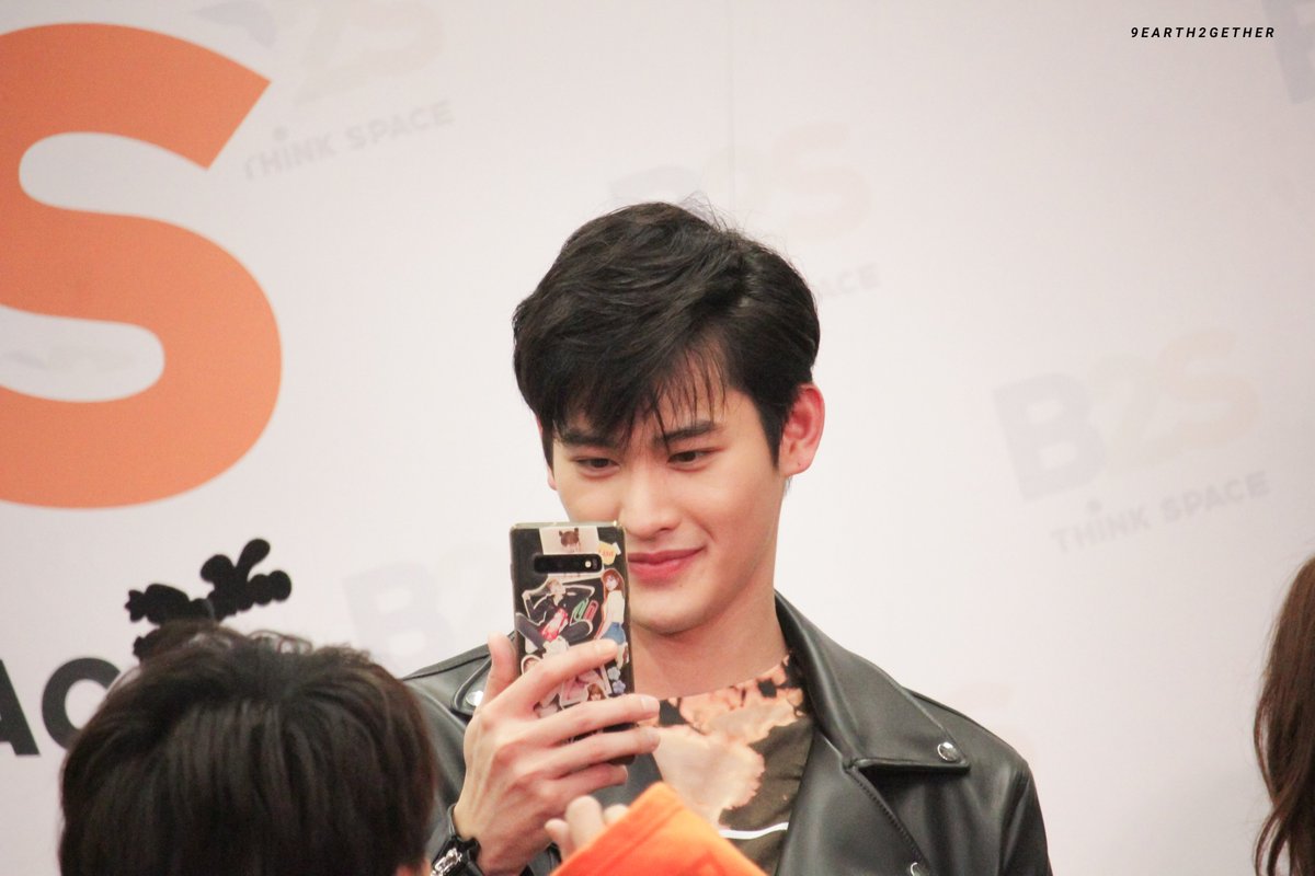 9Earth2gether's tweet photo. พี่ถ่ายให้นะ :) 
@numberx9th  @cooheartt 
#numberx9th 
#แคร์รอตของคุณกระต่าย 
 
#B2SbooktalkxUWMA https://t.co/yc1grtJVWt