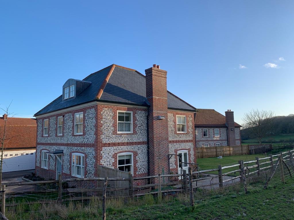 SERoofing's tweet photo. Here’s a fine example of some new houses and garages we roofed in East Dean, Sussex, using hand made clay tiles and natural slate.

#naturalslate #clay #tiled #eastdean #southeast #roofing #sussex #roofing #roofer https://t.co/ka3B0NEiUH
