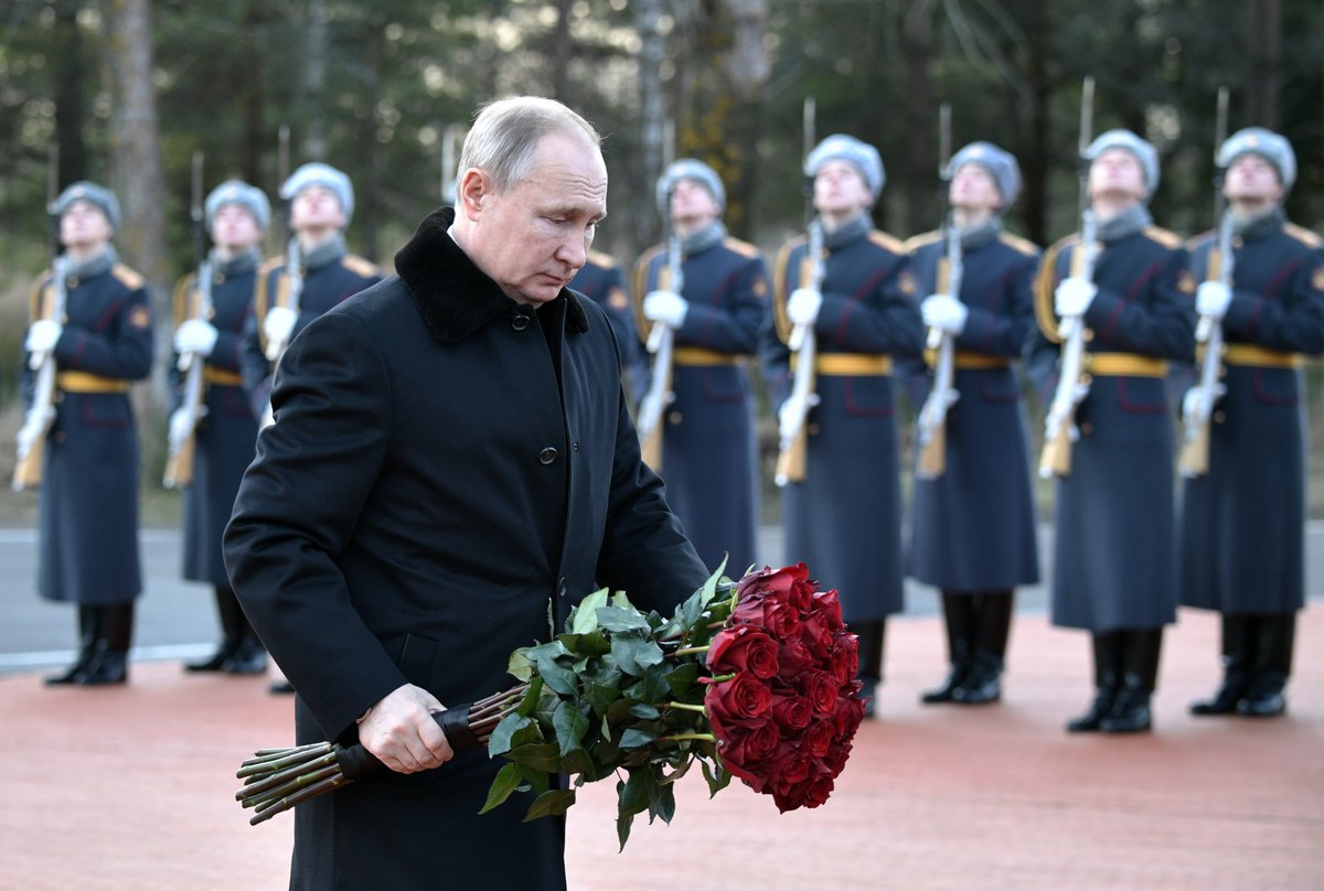 Путин возложил цветы на Невском пятачке