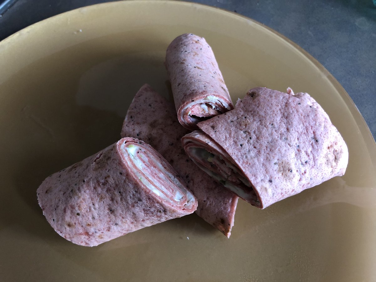 Uitdaging: lunch maken met wat er nog in huis is. Is bietenwrap met heksenkaas en verse parmezaan geworden. Best OK! Volgende keer nog wat rucola erbij.