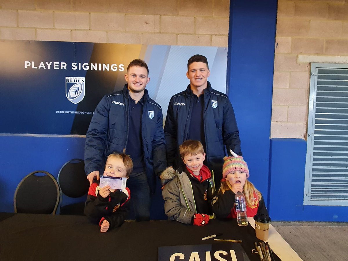 FRFCMiniJuniors's tweet photo. Three of the 2019/20 @FRFCMiniJuniors Puddles with @Hallam_Amos and James Botham. @cardiff_blues @CBluesCommunity https://t.co/S5ivYmXuQx