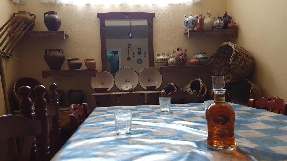 Pa6lo_'s tweet photo. He llegado el primero. Llueve, hoy es un día de vino y lumbre. https://t.co/Ubk3SMoeoC