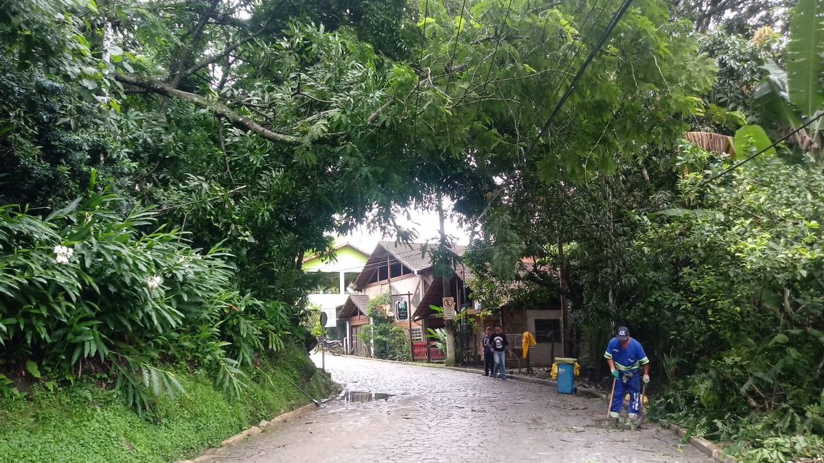 limpatech's tweet image. Hoje foi informado que caiu uma árvore no Sana. 
Prontamente nossa equipe foi ao local, já foi desobstruída a passagem e agora estamos no aguardo da Enel, pois ainda possuem galhos que estão em contato com a fiação elétrica e precisamos da liberação
@draluiziojunior @jacy_cherene