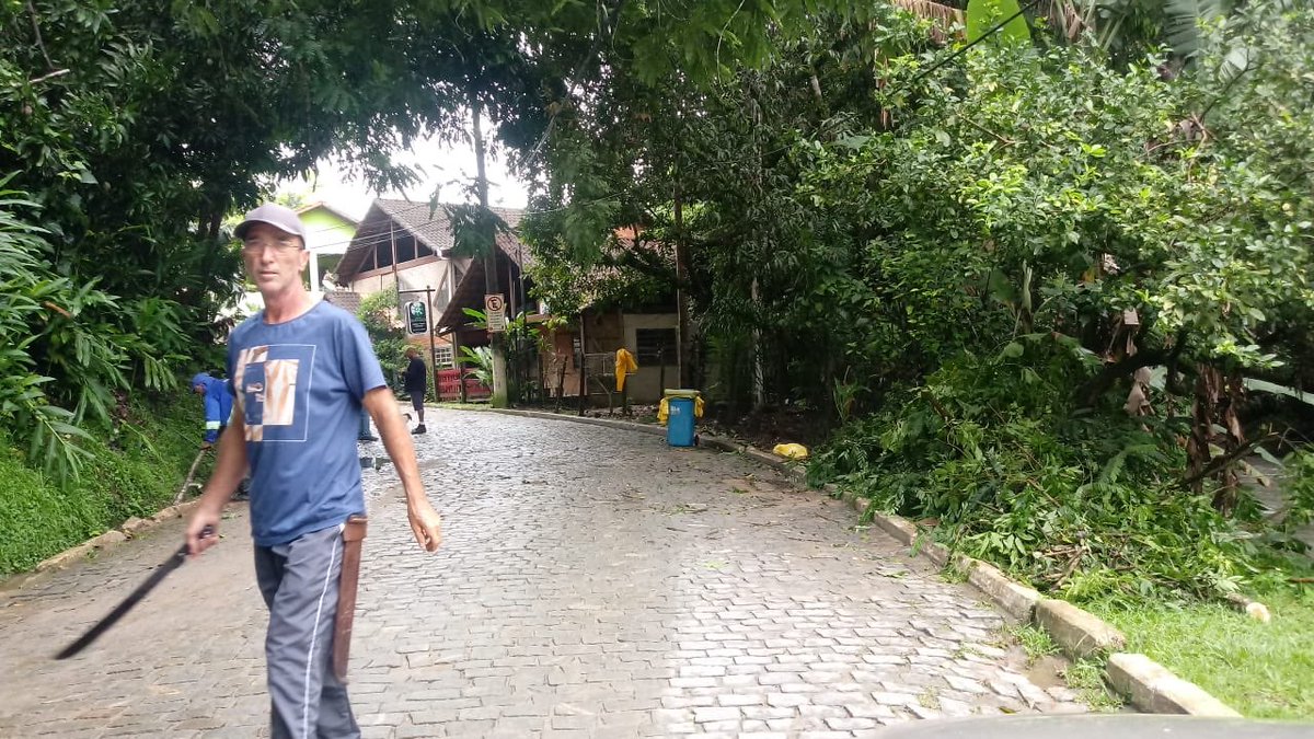 limpatech's tweet image. Hoje foi informado que caiu uma árvore no Sana. 
Prontamente nossa equipe foi ao local, já foi desobstruída a passagem e agora estamos no aguardo da Enel, pois ainda possuem galhos que estão em contato com a fiação elétrica e precisamos da liberação
@draluiziojunior @jacy_cherene