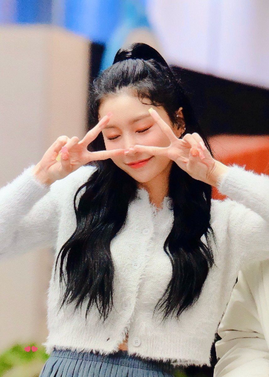 cherrybean_hb's tweet photo. 200118 👩‍👩‍👧‍👧🐶💜

#모모랜드 #혜빈 #MOMOLAND #HYEBIN #モモランド #ヘビン https://t.co/keLCVnKWWj