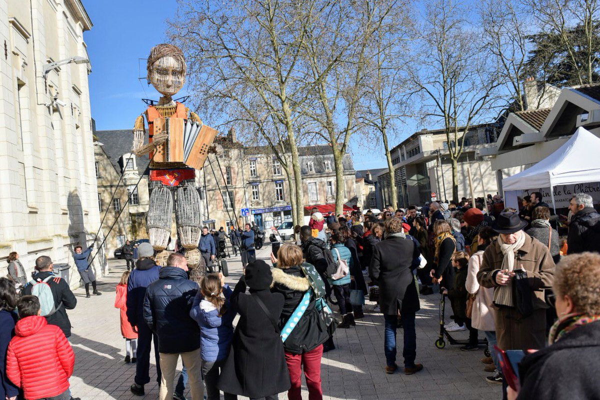 RDV ce soir à 19h30 place Charles-de-Gaulle, pour le spectacle de l'Homme debout qui clôturera Traversées \ Kimsooja !