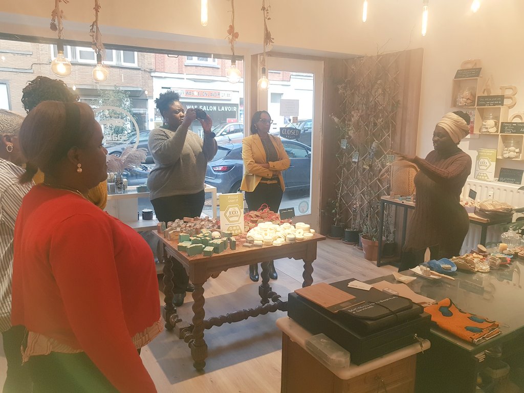 EmpowHer_Nt's tweet photo. Belle 1ère rencontre de l'année avec le #BreakfastAtSaabou ! Visite de la boutique/atelier de Maya Diagne, partage de son parcours, de ses défis et de ses réussites. #BlackWomenInBusiness #EmpowHerNetwork https://t.co/x749sQ4rui