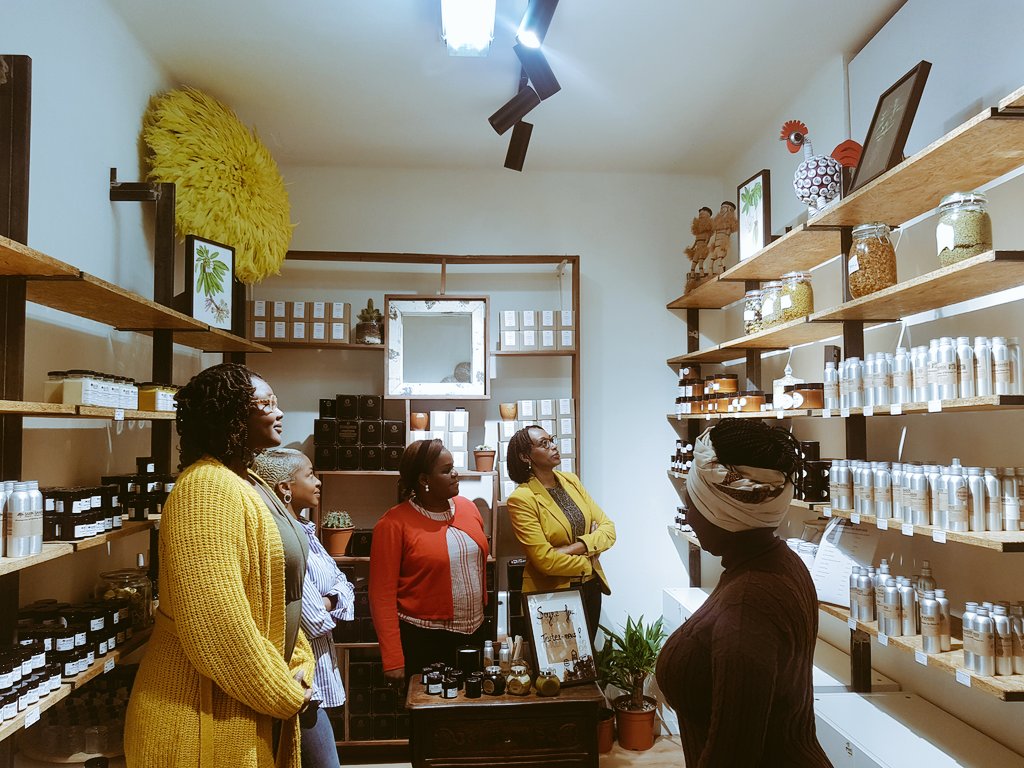 EmpowHer_Nt's tweet photo. Belle 1ère rencontre de l'année avec le #BreakfastAtSaabou ! Visite de la boutique/atelier de Maya Diagne, partage de son parcours, de ses défis et de ses réussites. #BlackWomenInBusiness #EmpowHerNetwork https://t.co/x749sQ4rui