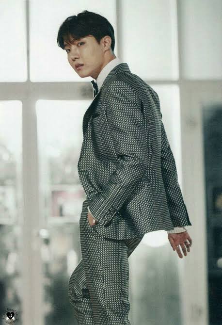 hoseokahhhhhhhh's tweet photo. umattend para umuwi. 
#HDLWelcomeBack 
#HDLMusketeers https://t.co/e2mFSQBlVD