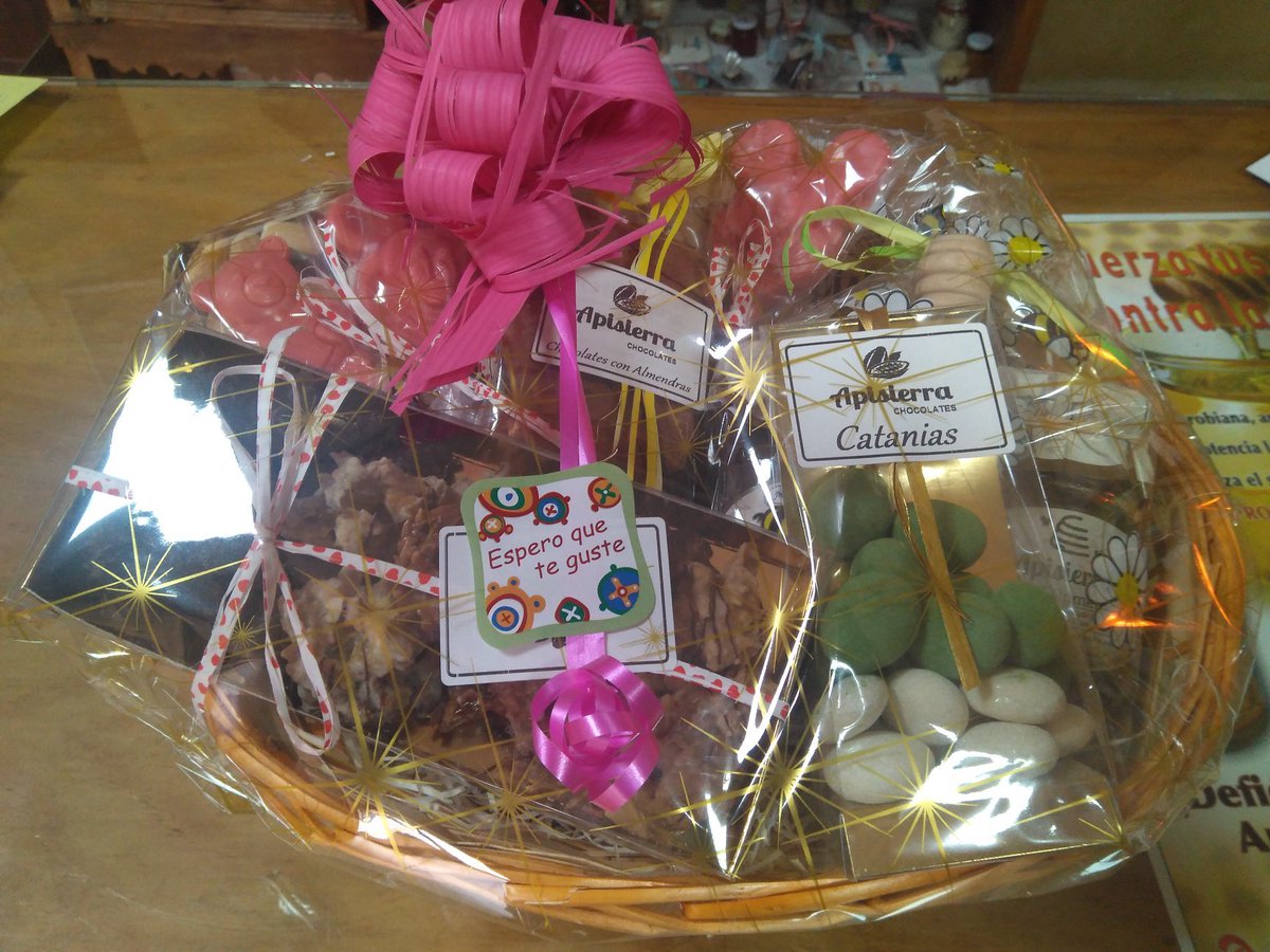 Con nuestras cestas personalizadas puedes sorprender a tus seres queridos con un regalo muy dulce.