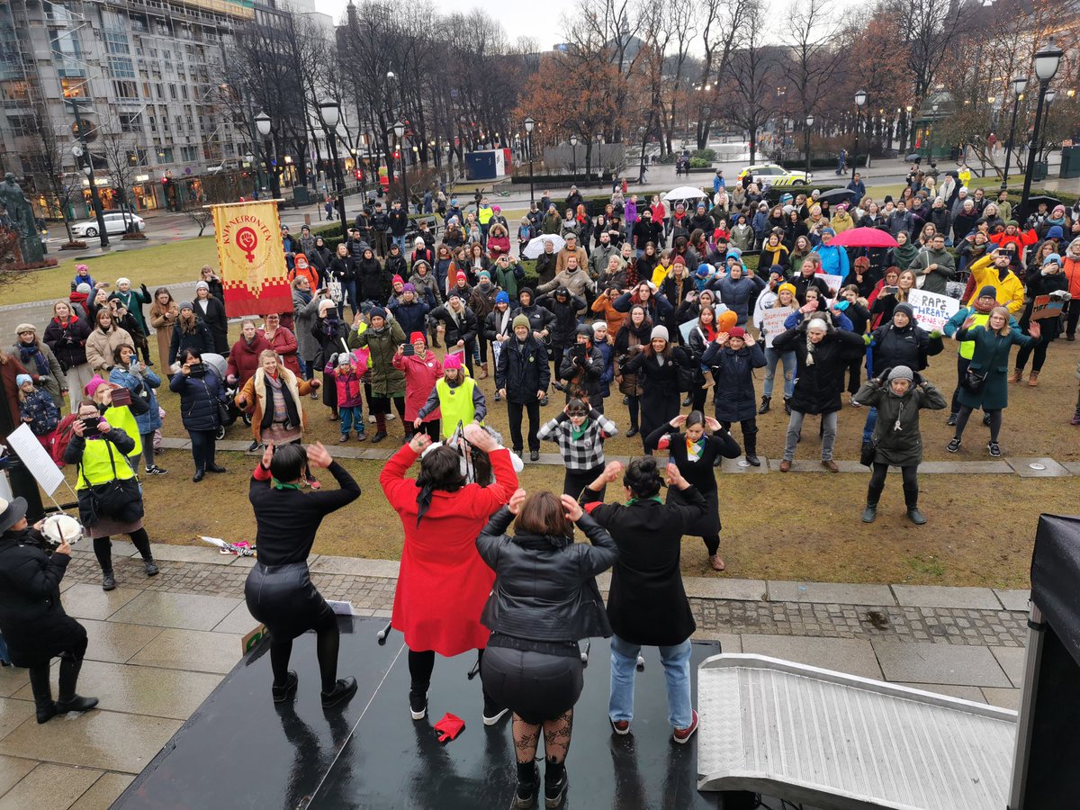 The energetic @OsloFlashMob1D led our group in a #flashmob in front of <a href="/Stortinget/">Stortinget</a>.

#WomensRightsAreHumanRights
#WomensMarch2020
#GlobalWomensMarch
#WomensMarchNorway
#kvinnersrettigheter