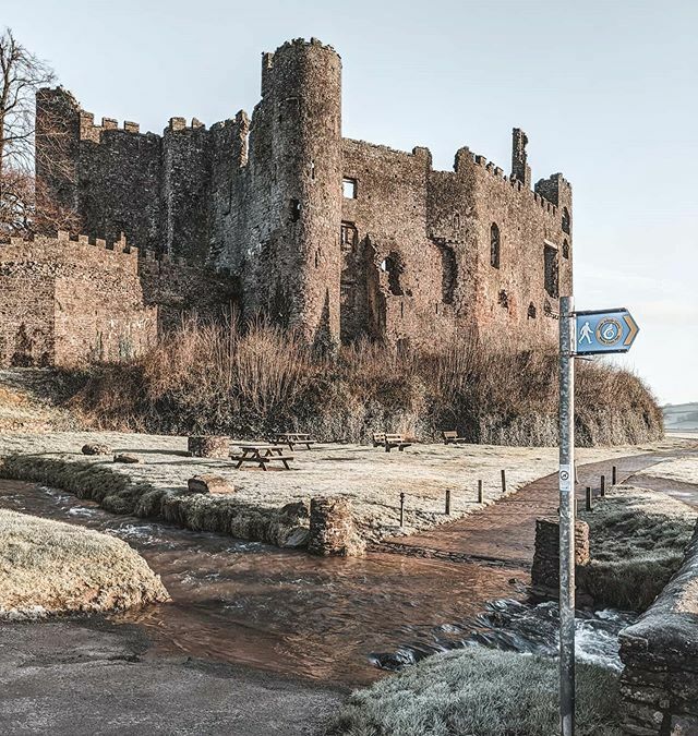 rosieoutlook's tweet photo. Glorious but chilly day in Laugharne ❄️ Loving these blue skies. Off to mooch around Tenby today.
•
•
•
[#laugharne #carmarthenshire #carmarthen #southwales #wales #visitwales #laugharnecastle #laugharnewales #laugharneestuary #weekendtrip #weekendge… https://t.co/3lgpKZHzYF https://t.co/PiDQnS1kNh