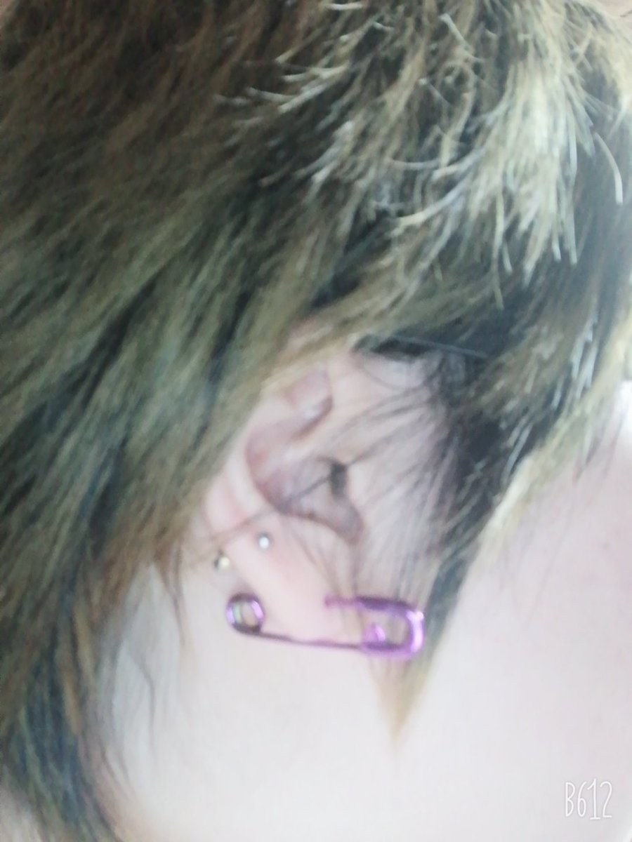 安全ピンピアス