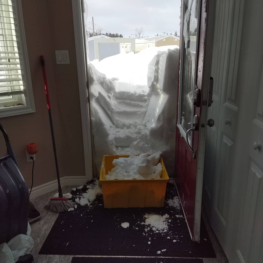 imjustgwyn's tweet photo. Shoveling tip for those door trapped people #blizzard2020 #nlwx #nlstorm https://t.co/pxkdjJAdOP