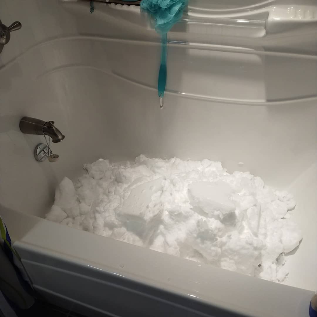 imjustgwyn's tweet photo. Shoveling tip for those door trapped people #blizzard2020 #nlwx #nlstorm https://t.co/pxkdjJAdOP