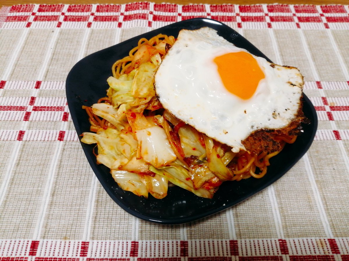hakumai____00's tweet photo. 土曜日！休日の体感速度が平日と違いすぎる…
目玉焼きトロトロ〜

キムチーズ焼きそば
#おうちごはん https://t.co/AiByHJpAIj