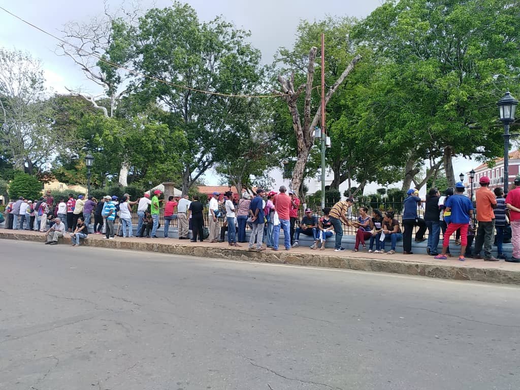 RUNRUNES_FALCON's tweet photo. Asi amanece Coro Falcon, plaza Bolivar...inscripciones del PSUV. https://t.co/DFcVY1QpEM