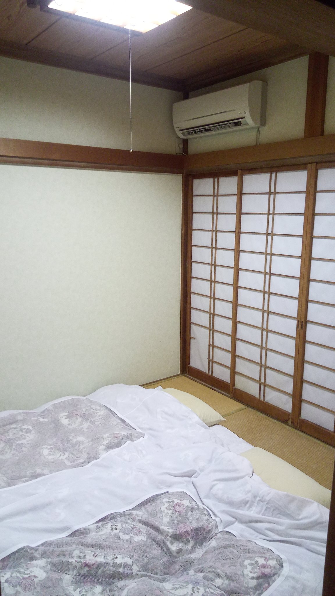 吉川 祐介 四畳半の寝室 窓に障子 家具は一切なし 今では民宿や旅館でなければなかなかこんな和室では寝られないよね 若い頃は僕も風呂なし四畳半アパートとか借りたこともあったけど もうよほどのことがない限り そんな部屋を借りることもなさそう