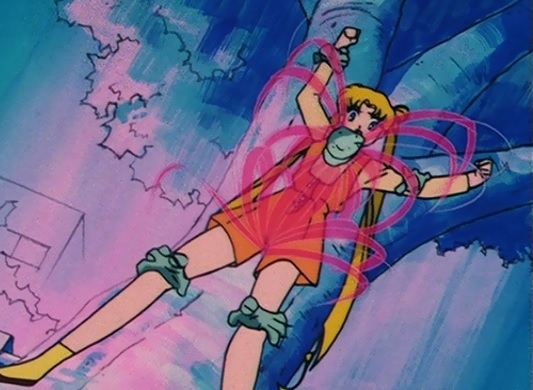 でとら でもこういう全身をリボンで覆われた 変身解けかけ の状態って セーラームーン と 月野うさぎ の中間の セーラー 戦士なりかけ の状態だと思ってるので 手袋がリボンになって指先からほどける頃には 変身で染まってたマニキュアが落ちた 可能