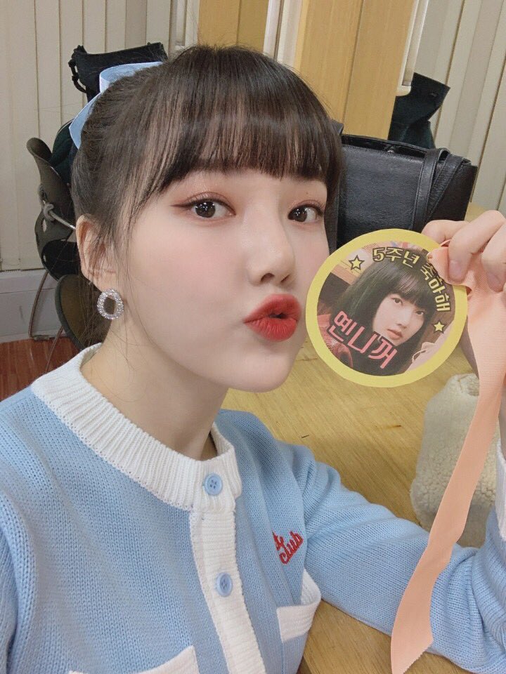 GFRDofficial's tweet photo. [❤️ #여친Day]
#여자친구 #GFRIEND 는
오늘도 #버디 의 사랑❤️을 듬뿍 받고
파워 충전‼️ 행복 가득🥰

언니즈의 완벽 셀카로 우리 버디도
파워와 행복 충전 가득 하길 바랄게요😀 https://t.co/U3CTXws1a3