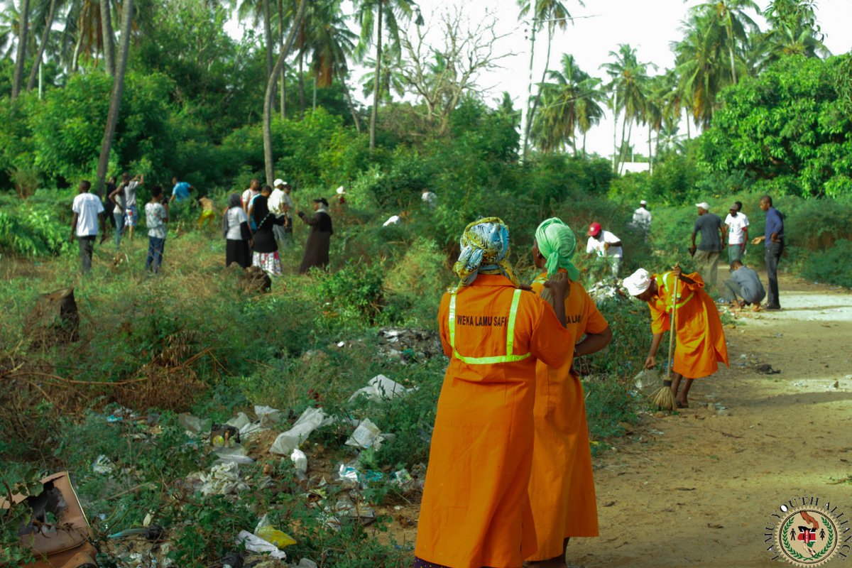 LamuYouth's tweet photo. we are taking this opportunity to thank God and also pour our sincere gratitude to our fellow stakeholders and all the  volunteers  for successfully completing "kashmir road cleaning campaign"indeed there's strength in numbers and so today  will always remain as a proof of it. https://t.co/lCxCoAwnb8