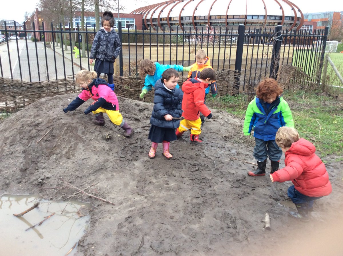BSNJSL's tweet photo. F2 went on a Winter Walk and we felt the cold on our faces. We used our senses to investigate the outdoors. The trees were bare and there were lots of muddy puddles to splash in. We even made some shelters to keep the animals warm. #jslf2 #jsloutdoorlearning https://t.co/f5SNlvYG0b