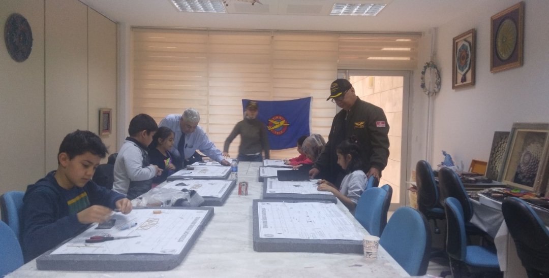 turkhavakurumu's tweet photo. THK Adana Şube Başkanlığı Gençlik Merkezi ile işbirliği içinde 2. etap model uçak başlangıç eğitimlerine başladı.
#thk #thkadana #modelucak https://t.co/AVe9oA2TiO
