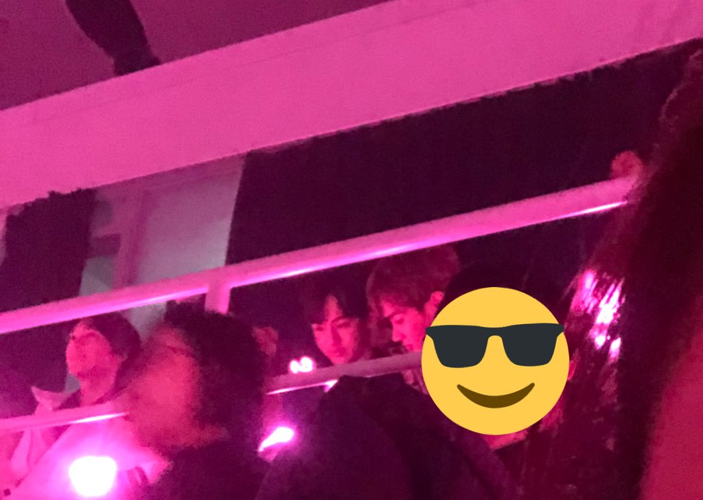 WayV_Italia's tweet photo. [#INFO] In serata, Kun, Winwin, Hendery e un altro membro dei WayV, hanno assistito al concerto di Taeyeon. https://t.co/ddBZd4SaTz