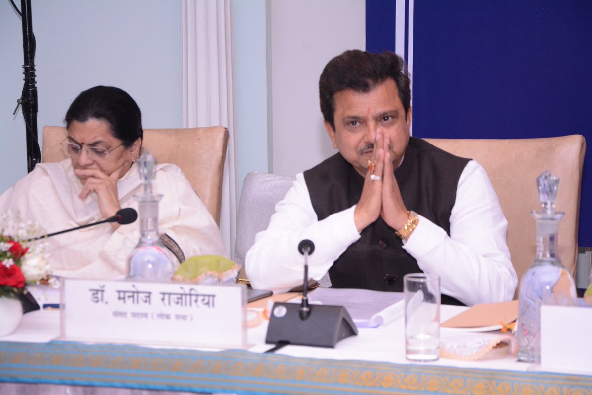 drmanojrajoria's tweet photo. ''हिन्दी जनसंचार का स्पंदन है
  हिन्दी भारत माँ  का वंदन है''

आज माननीय गृहमंत्री श्री @AmitShah जी के नेतृत्व वाली संसदीय राजभाषा समिति की बैठक में भाग लिया। बैठक में भारत सरकार के विभिन्न मंत्रालों में हिन्दी भाषा के उपयोग को ज्यादा से ज्यादा बढ़ावा को लेकर प्रेरित किया गया। https://t.co/kKOvXtQZw1