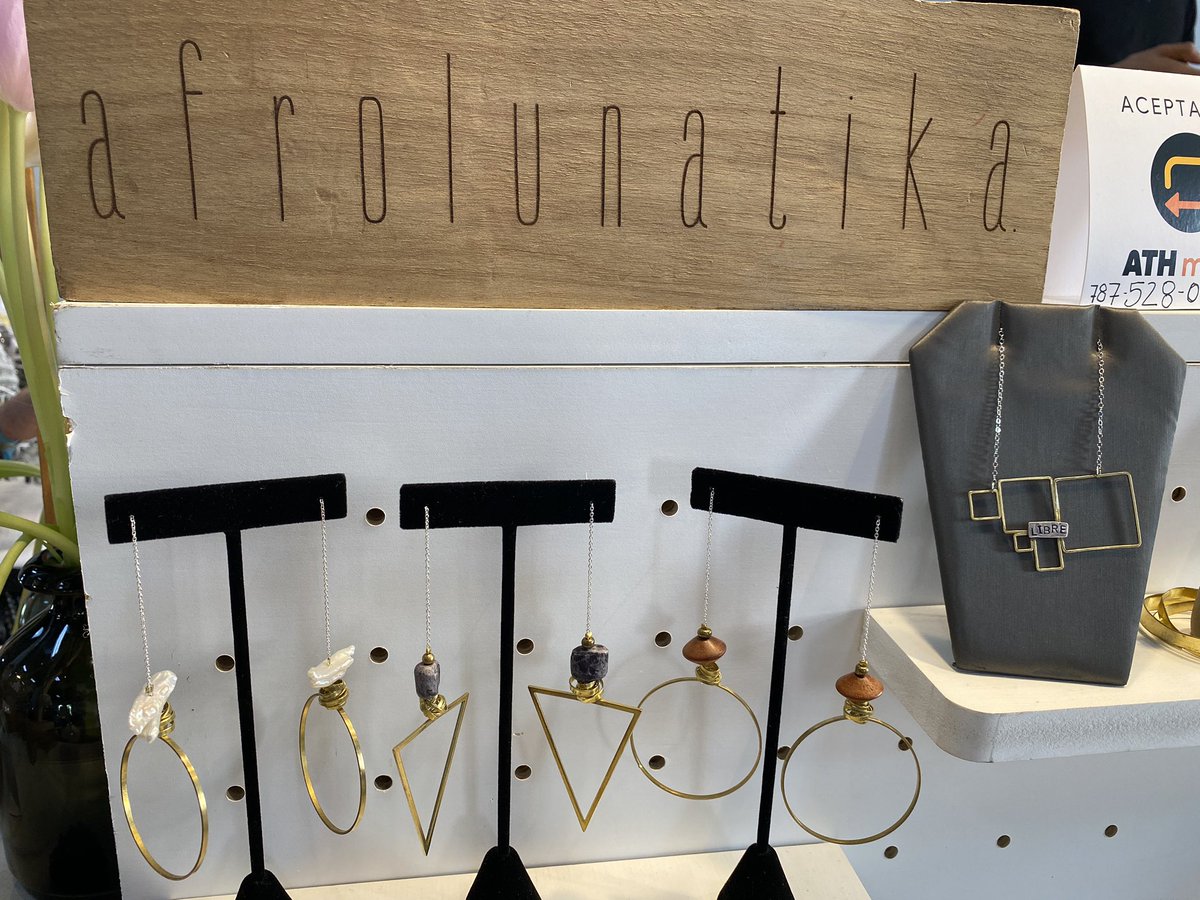 pymesprimero's tweet photo. Desde el 2010 Oramaika Sánchez se conoce como @AfrolunatDesign Trabaja originales piezas en bronce, plata y aluminio. 
La encuentras hasta mañana en El Bastión como parte de los artistas y artesanos de las Fiestas de la Calle San Sebastián.
#LoDeAquíPrimero https://t.co/6O58WWtcHH