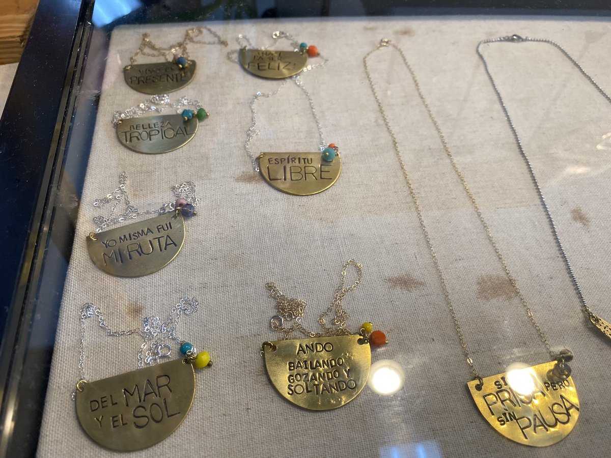 Desde el 2010 Oramaika Sánchez se conoce como <a href="/AfrolunatDesign/">Afrolunatika Design</a> Trabaja originales piezas en bronce, plata y aluminio. 
La encuentras hasta mañana en El Bastión como parte de los artistas y artesanos de las Fiestas de la Calle San Sebastián.
#LoDeAquíPrimero