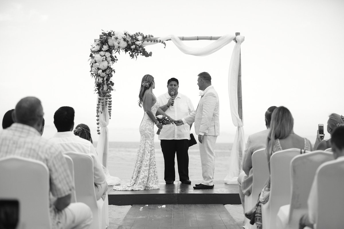 lookatmebrides's tweet photo. This wedding is something they're going to remember for the rest of their lives. I'm happy I was a part of this moment.
Tati &amp; Neil Wedding. #wedding #beachwedding | Planning @lookatmebrides | Venue @SheratonCabos | Minister @ministermarco https://t.co/mdjHkWE8Yn