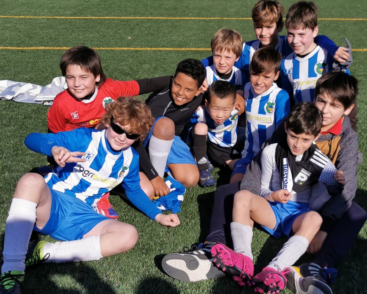 Los pequeños futbolistas del Benjamin Preferente del <a href="/CEBanyoles/">CEBanyoles</a> se han fotografiado con el más pequeñito de nuestra expedición, el pequeñito Sang Woo "Samu", 5 años y autor de nuestro gol. Agradecemos a los técnicos y jugadores del Banyoles su colaboración para que eso pasara🙏