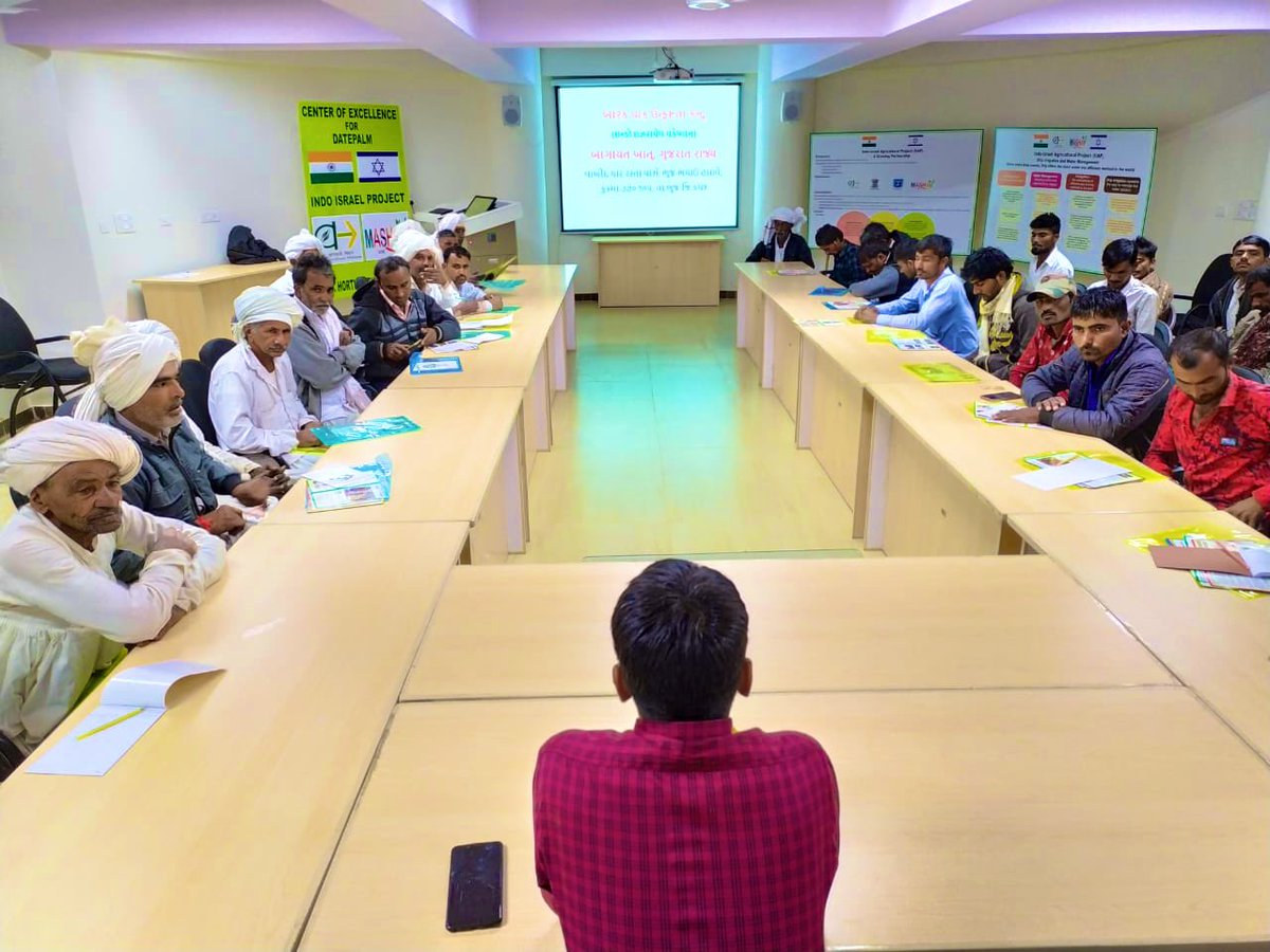 DanAlluf's tweet image. farmers training in our 🇮🇳🇮🇱 Date Palm center of Excellence in Bhuj #Gujarat. knowledge transfer is a main mission of our #IIAP partnership @MASHAVisrael