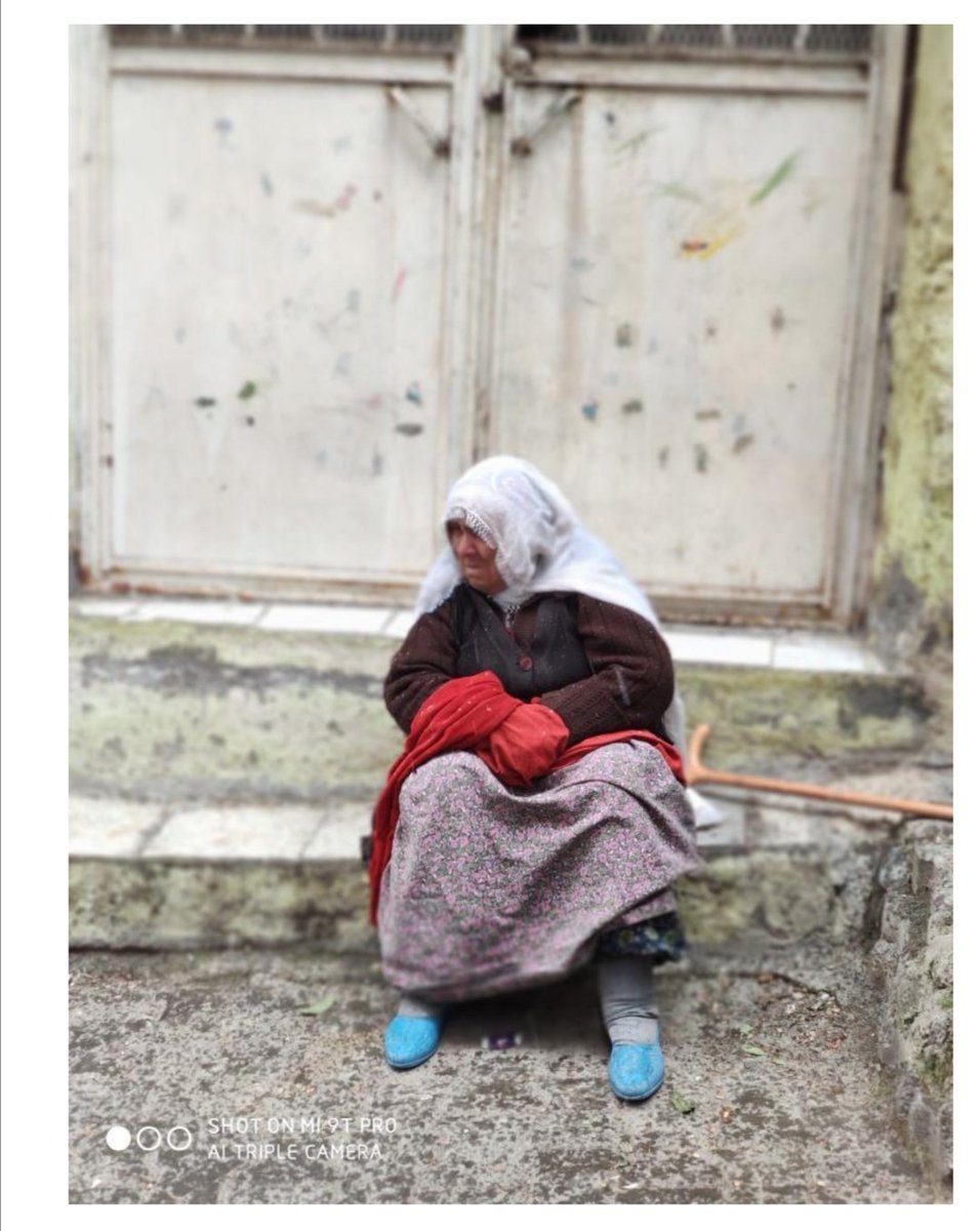 Muhdizanaozer's tweet photo. Artı Siirt Haber Ajansı WhatsaAp ihbar hattına ulaşan bir vatandaş, yaşlı kadınla arasında geçen sohbeti şöyle anlattı:
”Neden bu soğukta oturuyorsun evine gitsene dedim, ”Ev daha soğuk.” dedi. Yakacak bir odunu bile yokmuş ki gıda erzak malzemesi de yoktur. https://t.co/BwnrOtov0L