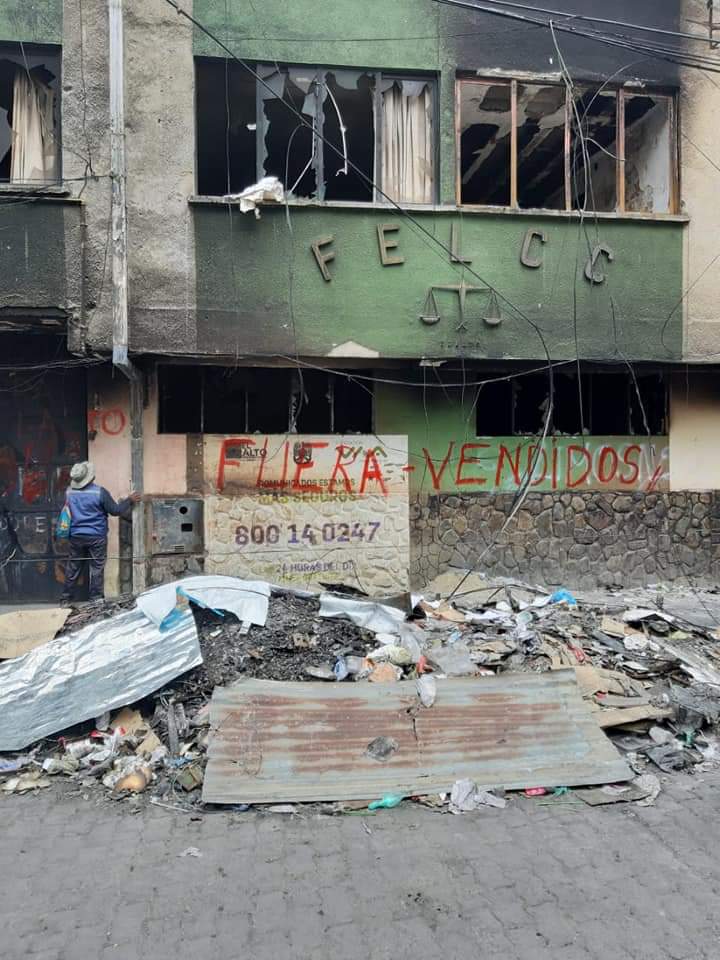 SNSAMD's tweet photo. Veo muchos comentarios en desacuerdo con la presencia de las FFAA y la policía en las calles.

Yo me pregunto... ¿Habrán vivido esas personas el terror y la zozobra después de la renuncia de #EvoEsFraude?

Hagamos un hilo con NUESTRAS HISTORIAS. ¿Cuál es la tuya?

#Bolivia https://t.co/CpAKzS9SrM