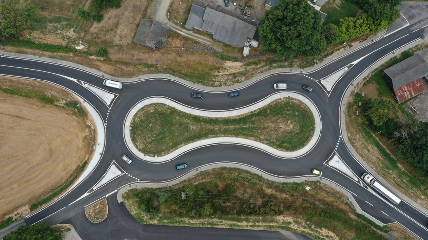 BehanzinPaul's tweet photo. Les ronds-points sont désormais en forme de... cacahuète 🥜 Cette nouvelle façon de faire permettrait aux bus et cars de mieux circuler, qu'en pensez-vous ? https://t.co/kmd73LpmBH https://t.co/q3iaHMuqNj
