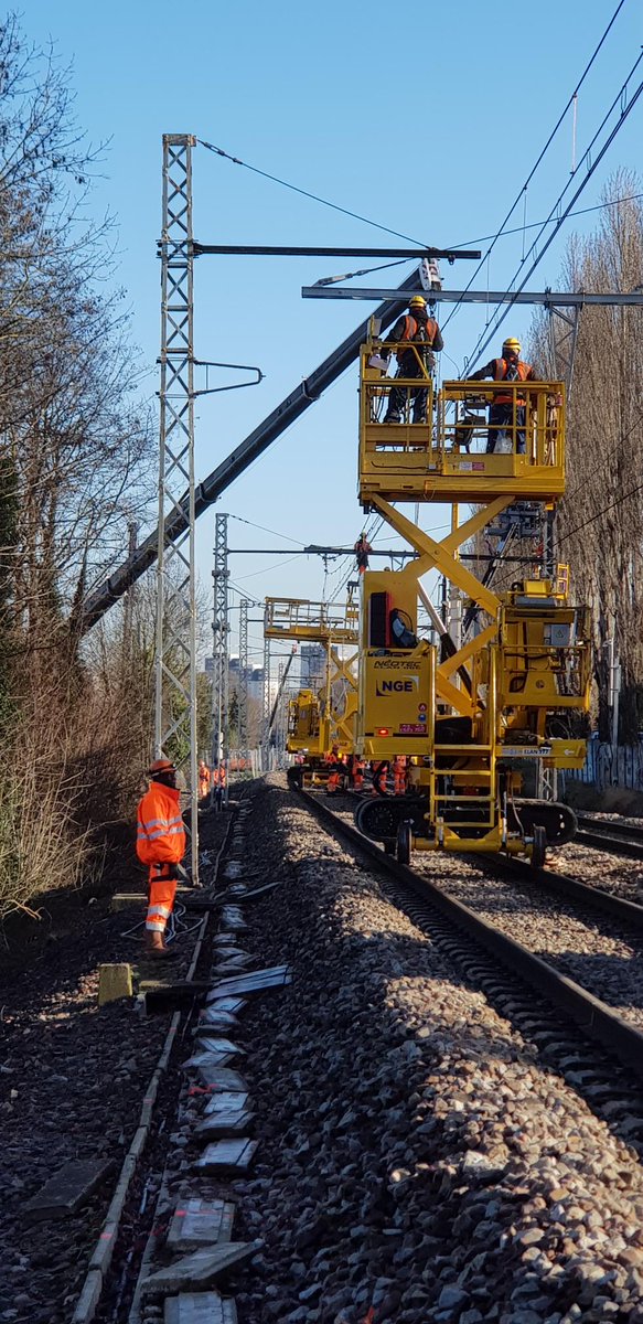 Enorme chantier ce week-end. Supprimer le PN9 d'Antony c'est modifier la caténaire sur 800 mètres sur 20 supports caténaires avec 18 engins rail-route et 55 monteurs, 2 grues de 70 tonnes de chez tso <a href="/groupe_NGE/">NGE</a>. Et à venir construire 2 ouvrages d'art <a href="/SNCFReseau/">SNCF Réseau</a> #IPSO