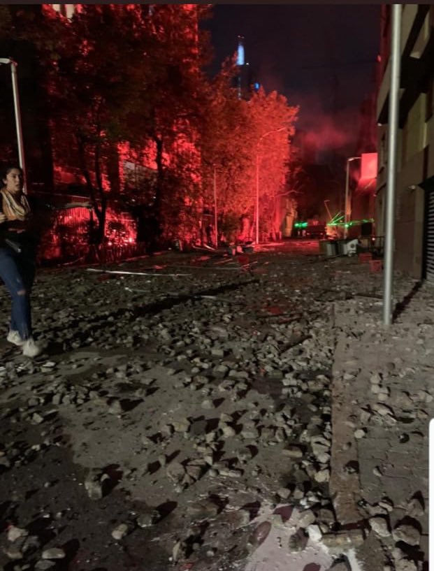 Donacaritto's tweet photo. Estas son las calles del barrio San Borja después de la “celebración” de los 90 días de destrucción x eso #YoVotoRechazo #YoRechazo https://t.co/Ax6Lgne66X