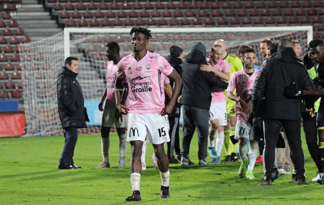 peterouaneh's tweet photo. Proud of the squaaaad #CleanSheet #Ponots #GoPonots 🔵⚪💪🏾💪🏾 https://t.co/AqPXkDJn1D