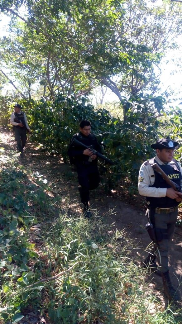 CAMdeSantaTecla's tweet photo. Agentes del @CAMdeSantaTecla rural, trabaja en conjunto con @PNCSV en patrullajes preventivos en los cantones de #SantaTecla, el apoyo de ambas instituciones ha permitido elevar los niveles de seguridad en las zonas rurales de #SantaTecla #EscudoTecla #SumamosProgreso https://t.co/dcMSSHG8vB