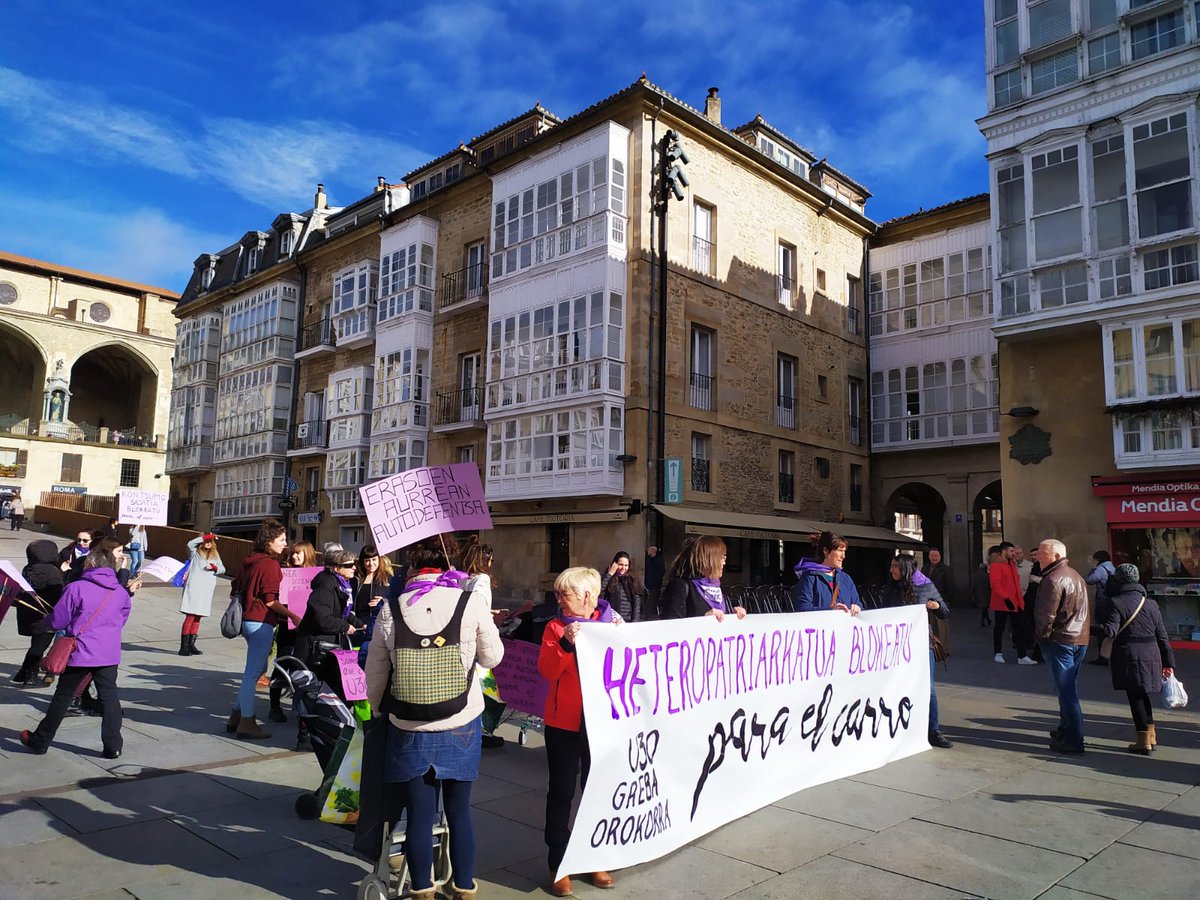 🛒 "Heteropatriarkatua blokeatu, para el carro!" lelopean, Greba Orokorrerarko aldarria zabaldu du <a href="/GasteizkoMF/">Gasteizko MF</a>-k Andra Mari Zuriaren Plazatik abiatu duen kalejiran