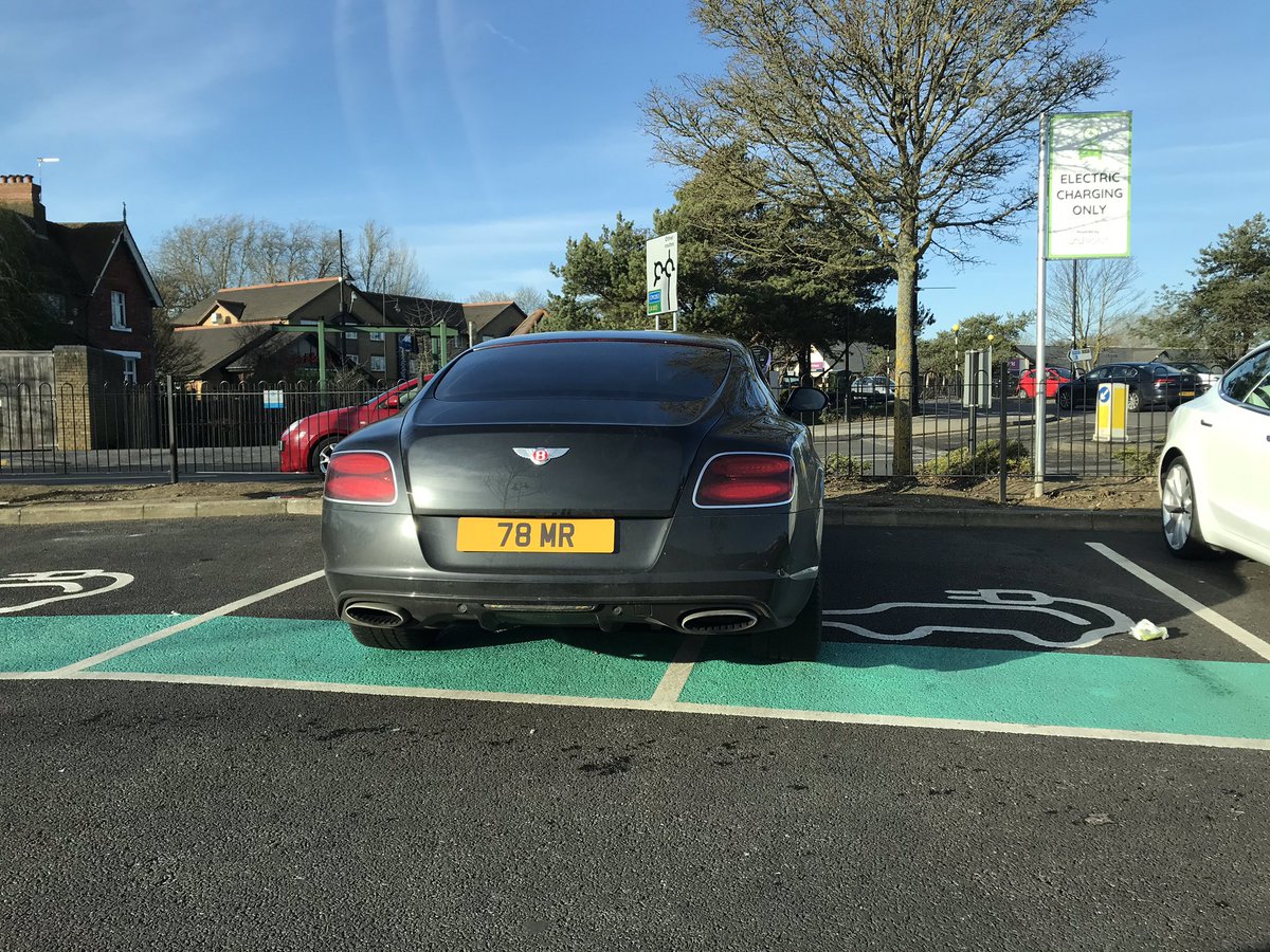 ClintCartlidge's tweet photo. @TwoRiversCentre getting even more lax about their electric only parking bays, management should be ashamed #doubleparked #breakalltherules #zeroducksgiven @ivebeeniced https://t.co/mZkuf2XT8c